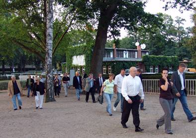 Besuch der Galopprennbahn Hoppegarten - Weg vom Waagenhaus zur Klubtribüne