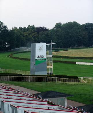 Besuch der Galopprennbahn Hoppegarten - Blick auf die Rennbahn von der Hoppegartenlounge