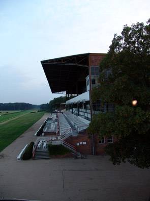 Besuch der Galopprennbahn Hoppegarten - Haupttribüne